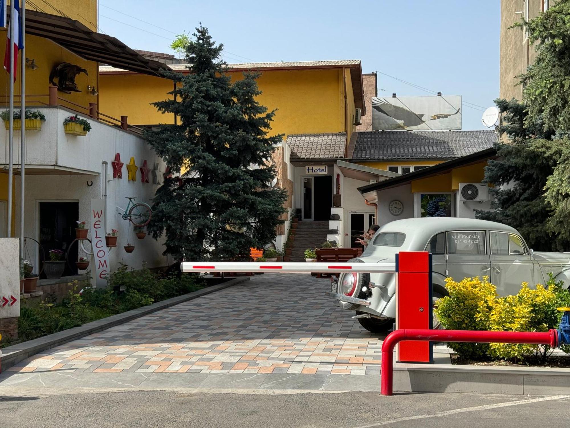 Hotel No Problem Erivan Exterior foto