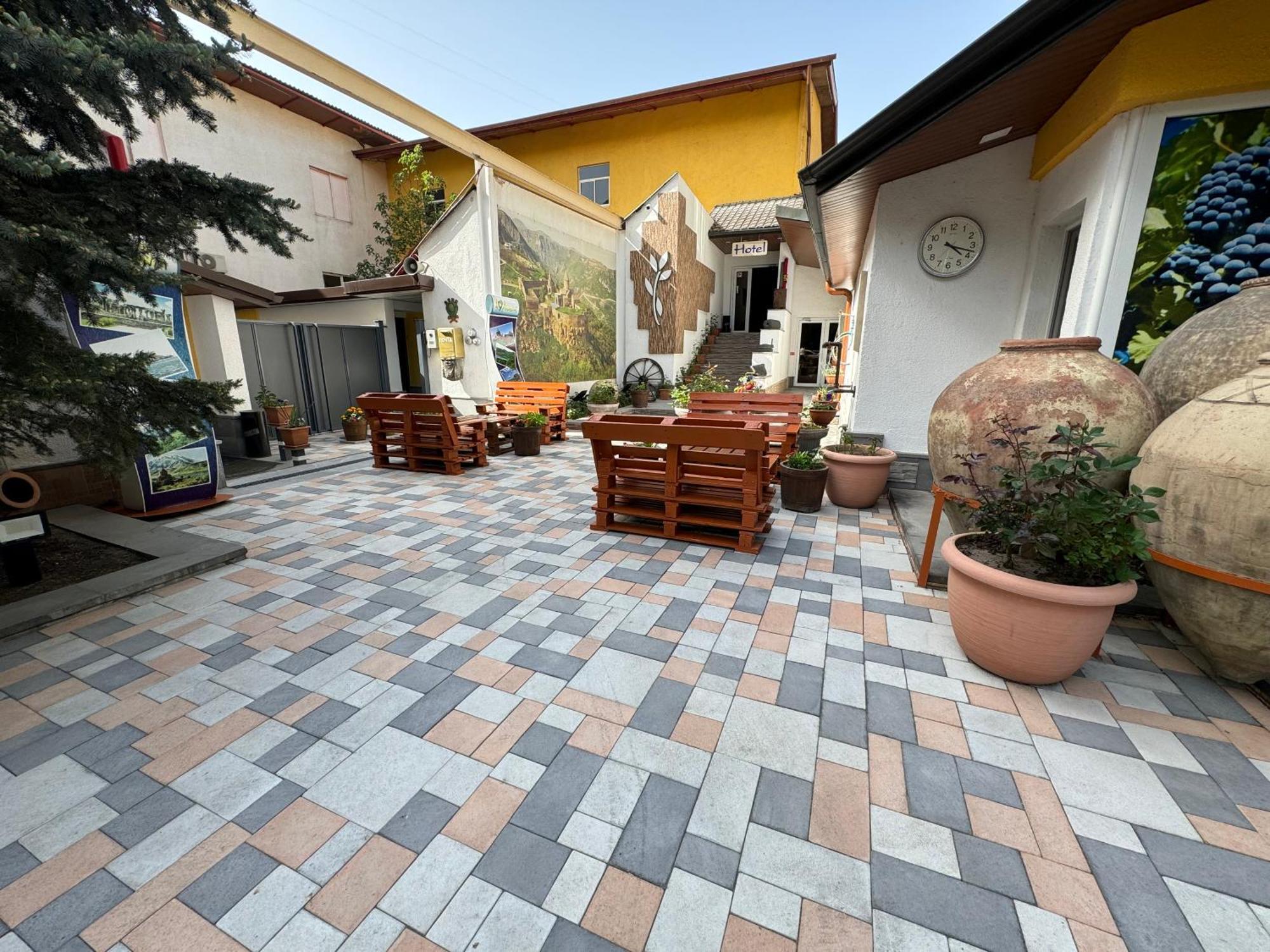 Hotel No Problem Erivan Exterior foto