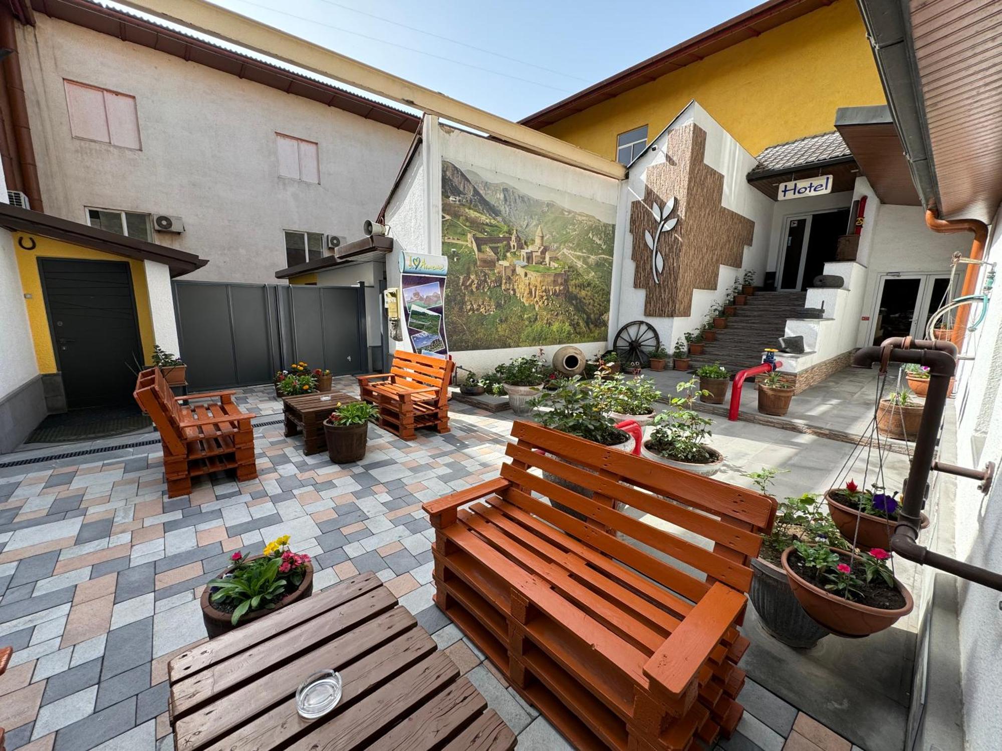 Hotel No Problem Erivan Exterior foto